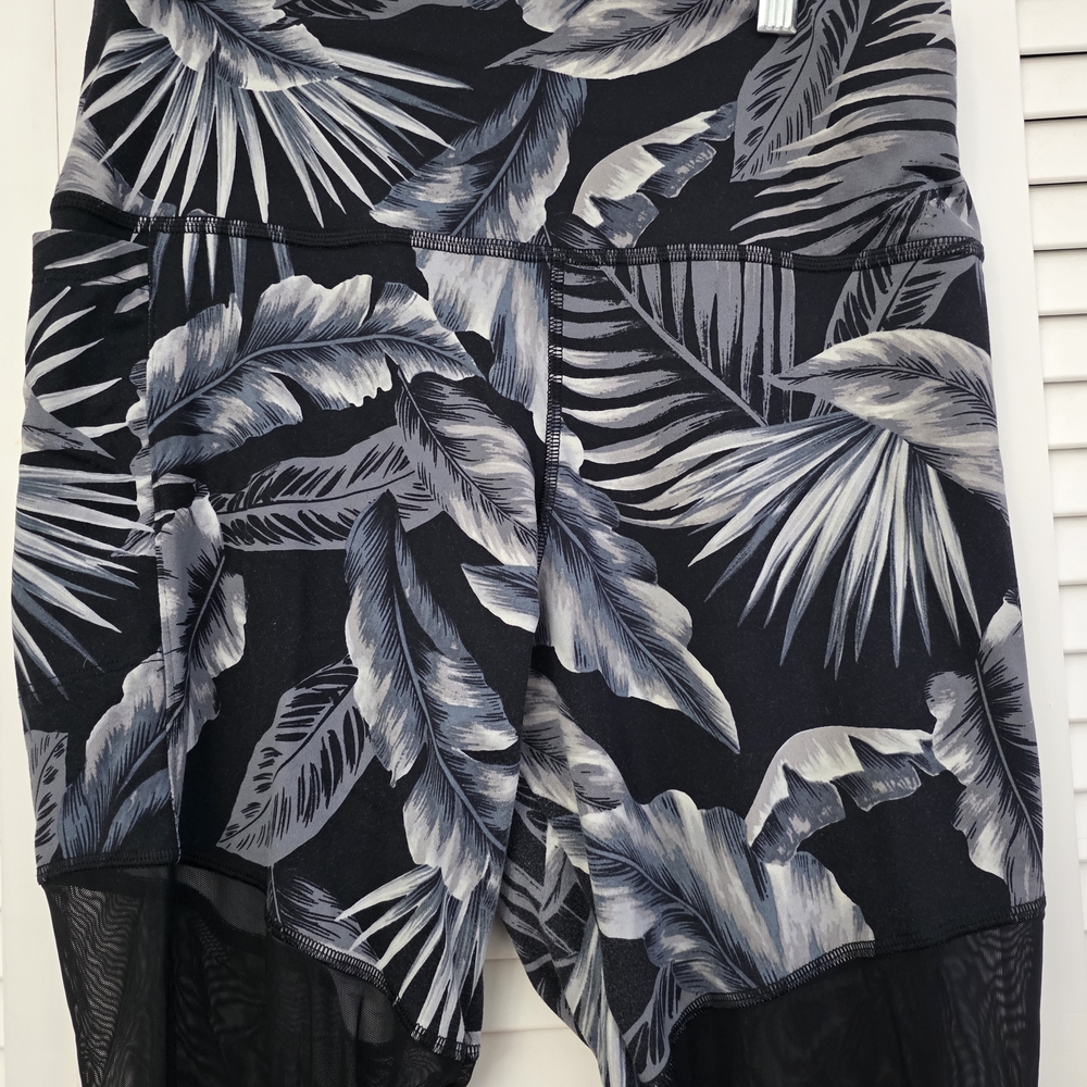 PINK Victoria's Secret Black and Gray Leaf Print Leggings